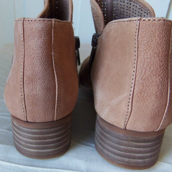 Vince Camuto Tan Perforated Leather Booties sz 7.5 - Picture 10 of 14